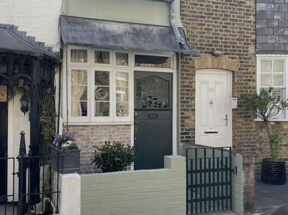 O casă cu lățimea de doar 2 metri, dar cu 3 etaje, a fost scoasă la vânzare cu 1,5 milioane de euro, la Londra. Cum arată în interior 957854