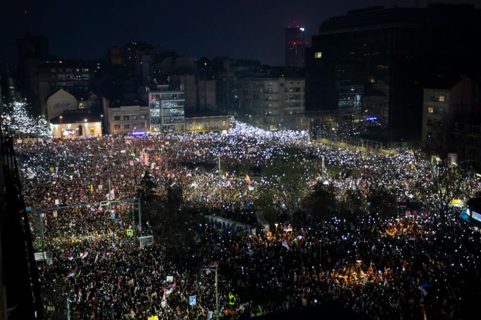 325.000 de persoane au protestat împotriva guvernului, la cel mai mare miting din istoria Serbiei. Ce vor oamenii și cum răspunde Vucic 958161