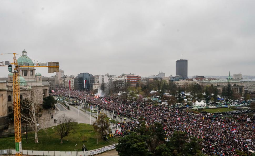 325.000 de persoane au protestat împotriva guvernului, la cel mai mare miting din istoria Serbiei. Ce vor oamenii și cum răspunde Vucic 958171