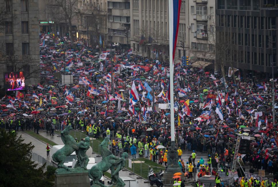 325.000 de persoane au protestat împotriva guvernului, la cel mai mare miting din istoria Serbiei. Ce vor oamenii și cum răspunde Vucic 958172