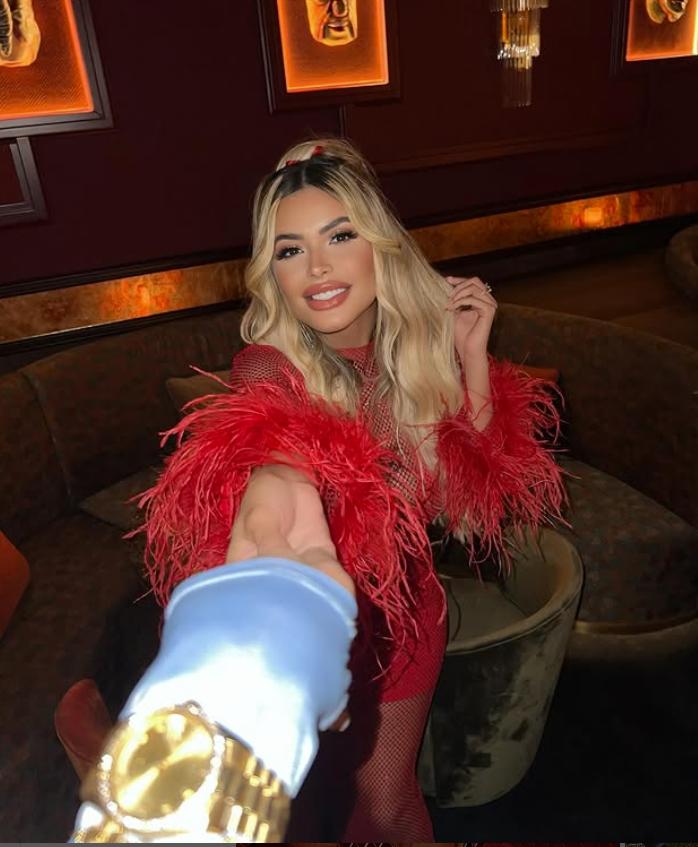 "Femeia perfectă", care a dat un milion de euro pe operații estetice, a fost reținută pe aeroport. "Perfecțiunea are prețul ei" 958298