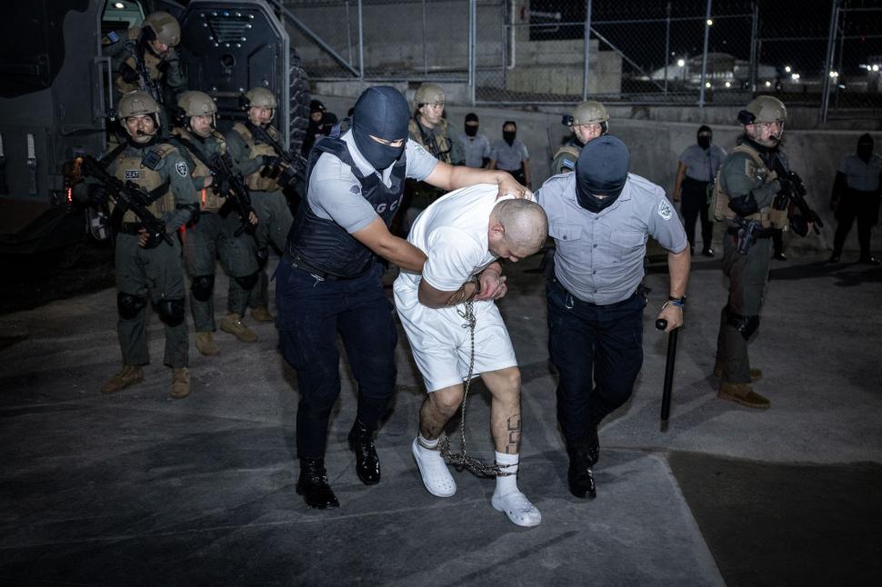 Sute de cetățeni din Venezuela au fost deportați din SUA și au ajuns într-una dintre cele mai temute închisori din lume 958336