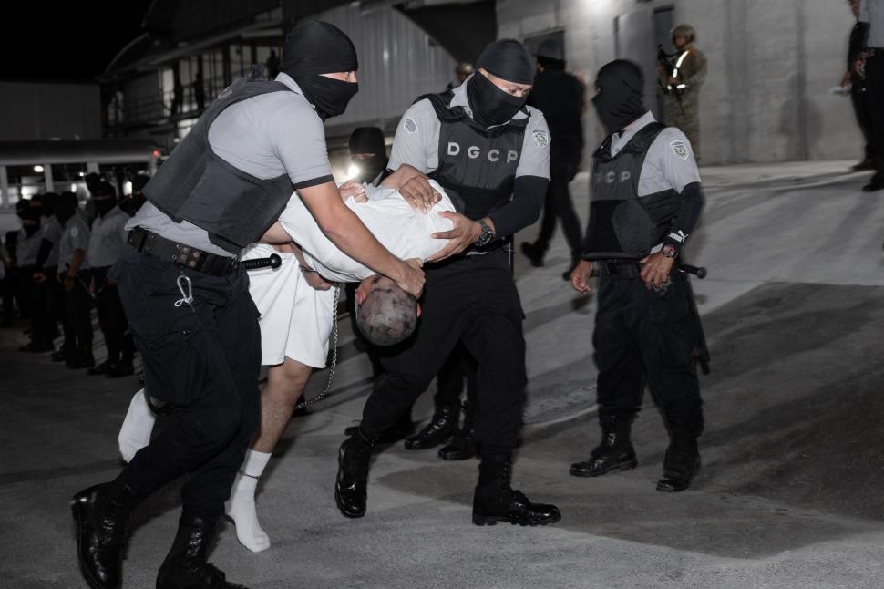 Sute de cetățeni din Venezuela au fost deportați din SUA și au ajuns într-una dintre cele mai temute închisori din lume 958340