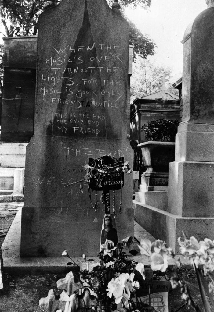 Un documentar lansează o ipoteză şoc: Jim Morrison, legendarul solist al trupei The Doors, ar fi viu și şi-ar fi înscenat moartea 958348