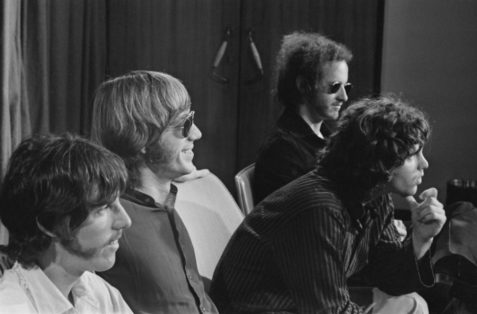 Un documentar lansează o ipoteză şoc: Jim Morrison, legendarul solist al trupei The Doors, ar fi viu și şi-ar fi înscenat moartea 958350