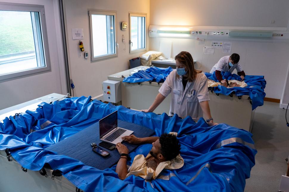 Agenția Spațială Europeană plătește generos voluntari dispuși să petreacă 10 zile doar în pat sau întinși pe apă 958488