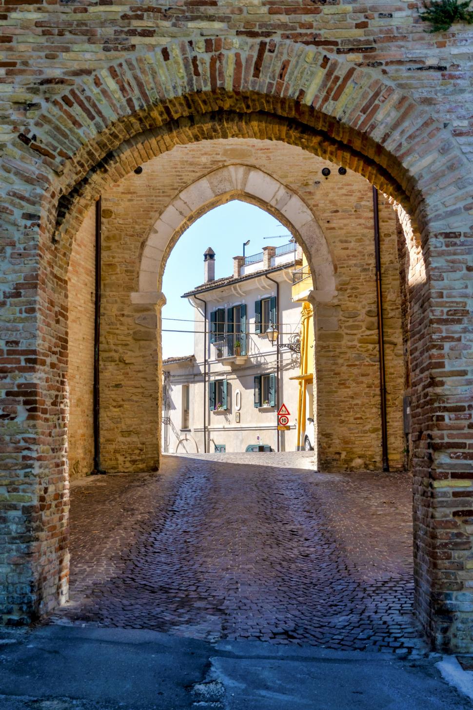 Case la prețul unei cafele. Încă un oraș din Italia vinde locuințe de până la 1.300 de mp pentru 1 euro  958459