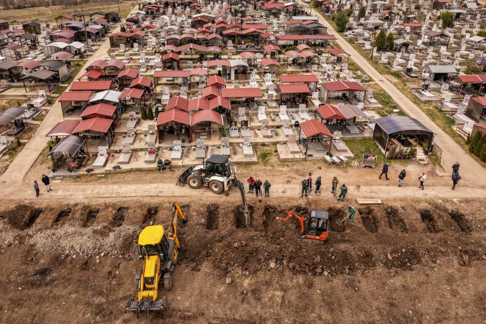 EXCLUSIV. Imagini greu de privit din Macedonia. Cimitirul din Kocani e extins, se sapă zeci de gropi pentru victimele din clubul ars 958546