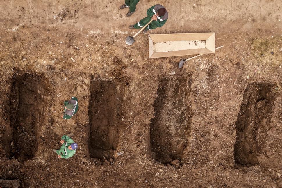 EXCLUSIV. Imagini greu de privit din Macedonia. Cimitirul din Kocani e extins, se sapă zeci de gropi pentru victimele din clubul ars 958547