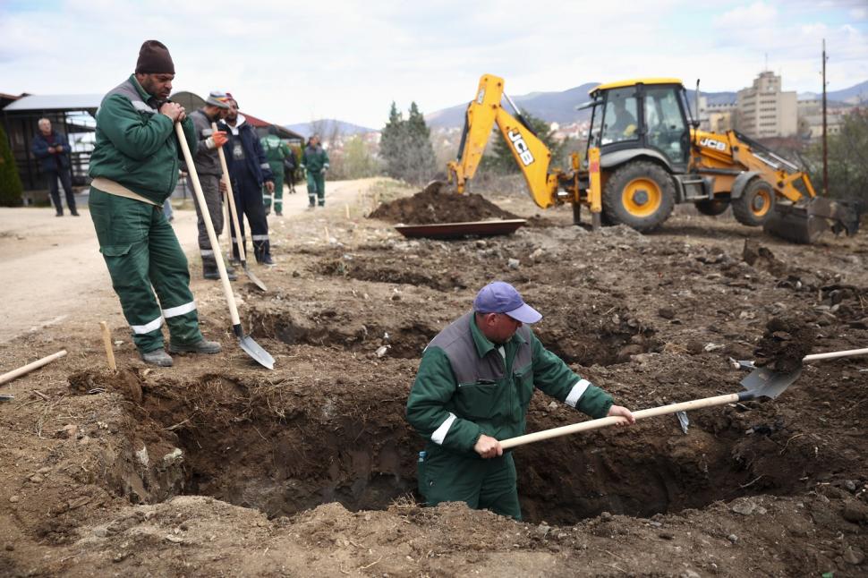 EXCLUSIV. Imagini greu de privit din Macedonia. Cimitirul din Kocani e extins, se sapă zeci de gropi pentru victimele din clubul ars 958548