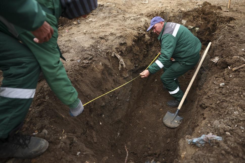 EXCLUSIV. Imagini greu de privit din Macedonia. Cimitirul din Kocani e extins, se sapă zeci de gropi pentru victimele din clubul ars 958549