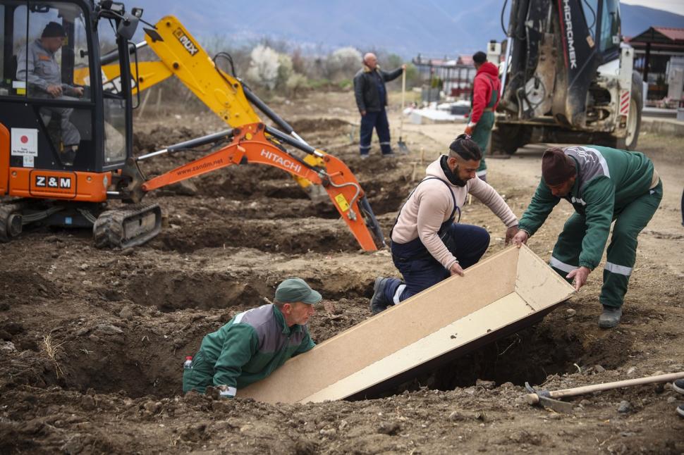 EXCLUSIV. Imagini greu de privit din Macedonia. Cimitirul din Kocani e extins, se sapă zeci de gropi pentru victimele din clubul ars 958550