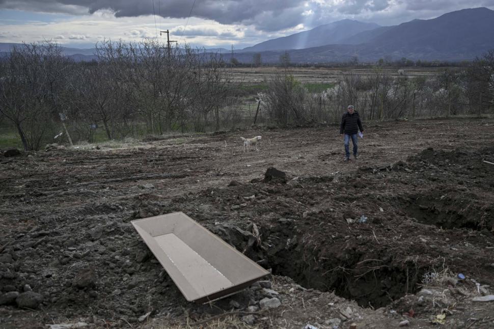 EXCLUSIV. Imagini greu de privit din Macedonia. Cimitirul din Kocani e extins, se sapă zeci de gropi pentru victimele din clubul ars 958551