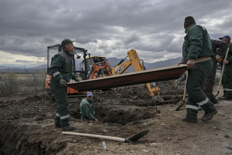 EXCLUSIV. Imagini greu de privit din Macedonia. Cimitirul din Kocani e extins, se sapă zeci de gropi pentru victimele din clubul ars 958552