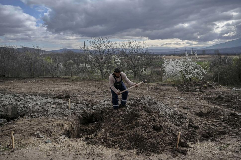 EXCLUSIV. Imagini greu de privit din Macedonia. Cimitirul din Kocani e extins, se sapă zeci de gropi pentru victimele din clubul ars 958553