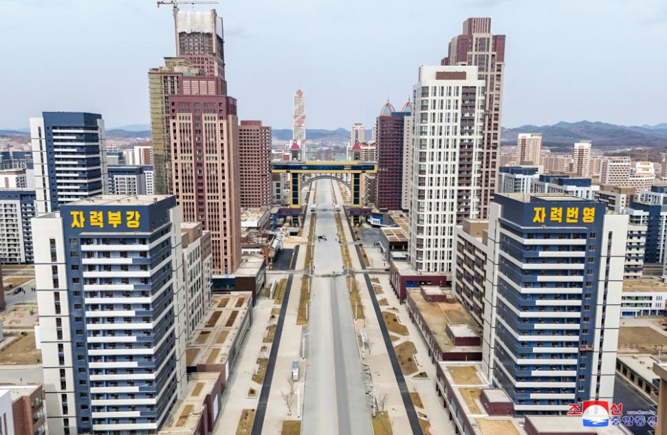 Coreea de Nord nu are electricitate, dar se laudă cu un nou cartier de zgârie-nori în Phenian. Cum ajung oamenii la etajele superioare  958751