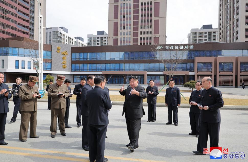 Coreea de Nord nu are electricitate, dar se laudă cu un nou cartier de zgârie-nori în Phenian. Cum ajung oamenii la etajele superioare  958752