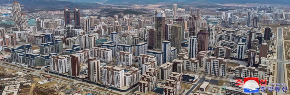 Coreea de Nord nu are electricitate, dar se laudă cu un nou cartier de zgârie-nori în Phenian. Cum ajung oamenii la etajele superioare  958758