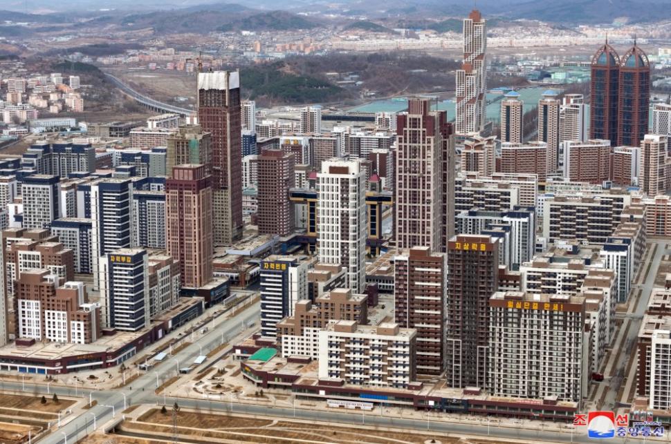 Coreea de Nord nu are electricitate, dar se laudă cu un nou cartier de zgârie-nori în Phenian. Cum ajung oamenii la etajele superioare  958761