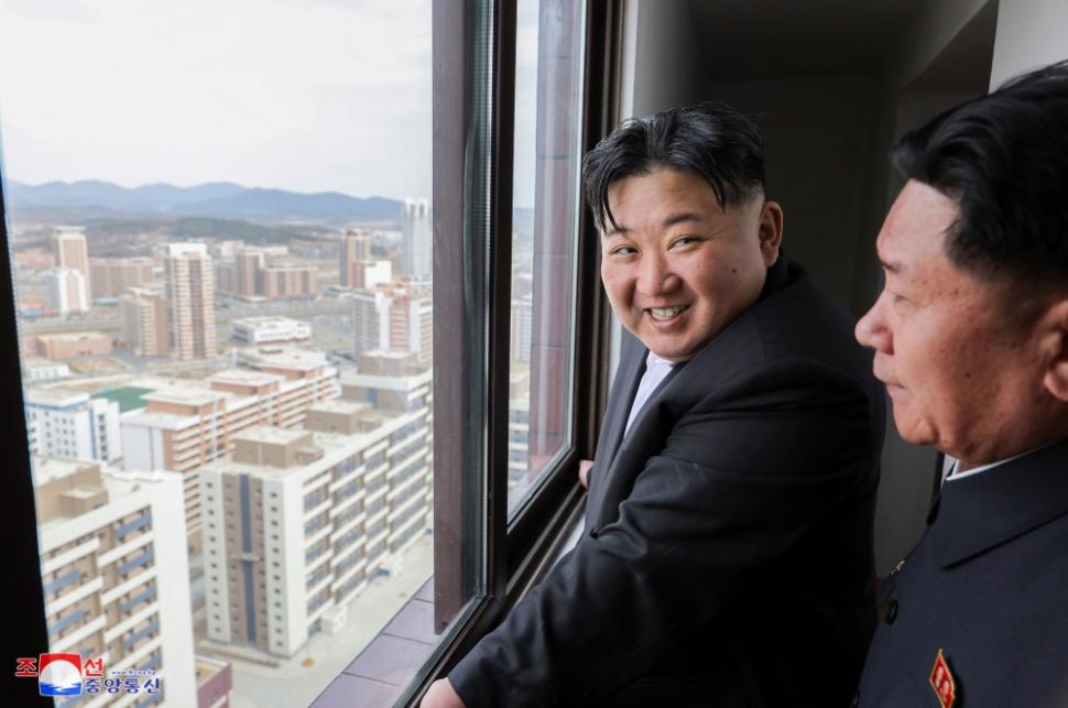 Coreea de Nord nu are electricitate, dar se laudă cu un nou cartier de zgârie-nori în Phenian. Cum ajung oamenii la etajele superioare  958762