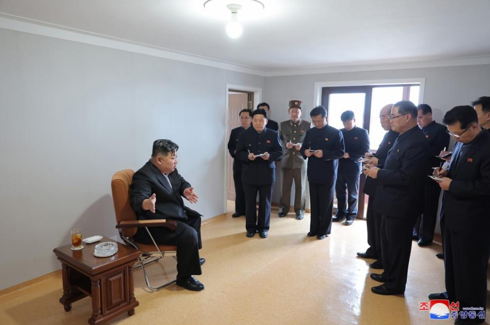 Coreea de Nord nu are electricitate, dar se laudă cu un nou cartier de zgârie-nori în Phenian. Cum ajung oamenii la etajele superioare  958764