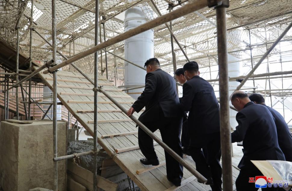 Coreea de Nord nu are electricitate, dar se laudă cu un nou cartier de zgârie-nori în Phenian. Cum ajung oamenii la etajele superioare  958767