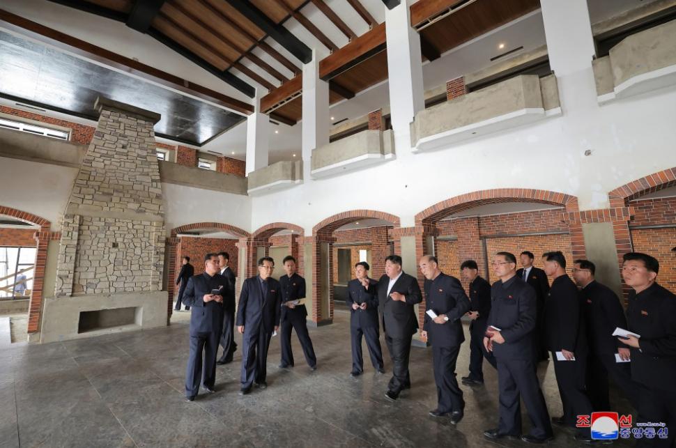 Coreea de Nord nu are electricitate, dar se laudă cu un nou cartier de zgârie-nori în Phenian. Cum ajung oamenii la etajele superioare  958768