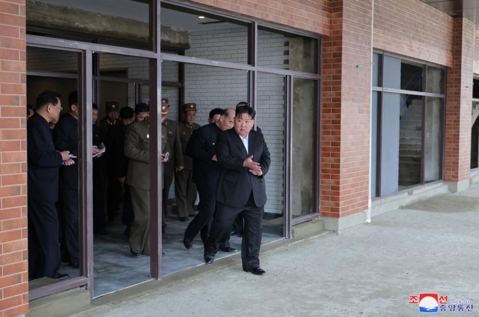 Coreea de Nord nu are electricitate, dar se laudă cu un nou cartier de zgârie-nori în Phenian. Cum ajung oamenii la etajele superioare  958769