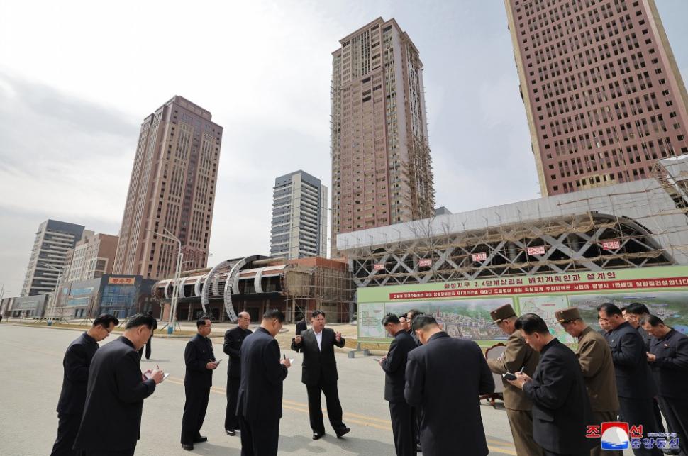 Coreea de Nord nu are electricitate, dar se laudă cu un nou cartier de zgârie-nori în Phenian. Cum ajung oamenii la etajele superioare  958770