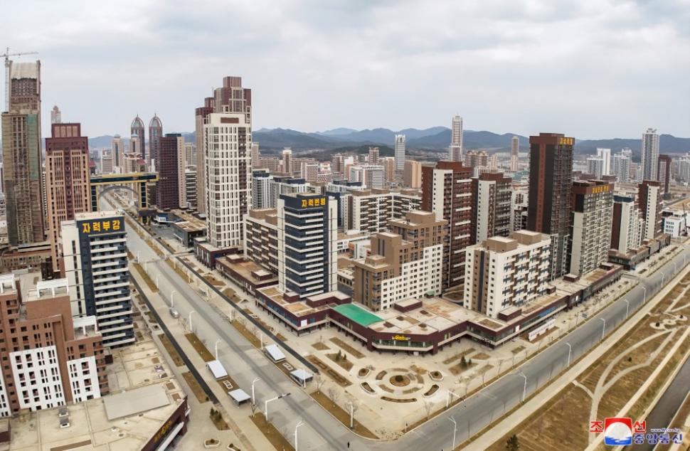 Coreea de Nord nu are electricitate, dar se laudă cu un nou cartier de zgârie-nori în Phenian. Cum ajung oamenii la etajele superioare  958772