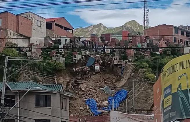 Imagini teribile, cu sicrie scoase la suprafață, după ce o alunecare de teren a distrus un cimitir, în Bolivia 958718