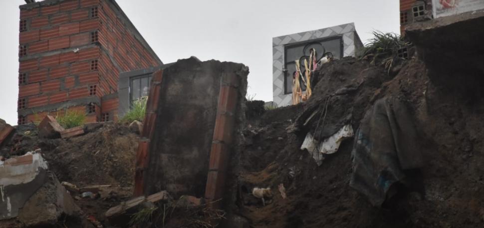 Imagini teribile, cu sicrie scoase la suprafață, după ce o alunecare de teren a distrus un cimitir, în Bolivia 958719