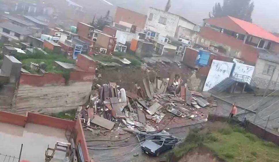 Imagini teribile, cu sicrie scoase la suprafață, după ce o alunecare de teren a distrus un cimitir, în Bolivia 958720