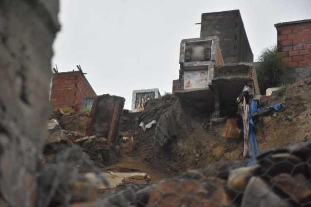 Imagini teribile, cu sicrie scoase la suprafață, după ce o alunecare de teren a distrus un cimitir, în Bolivia 958721