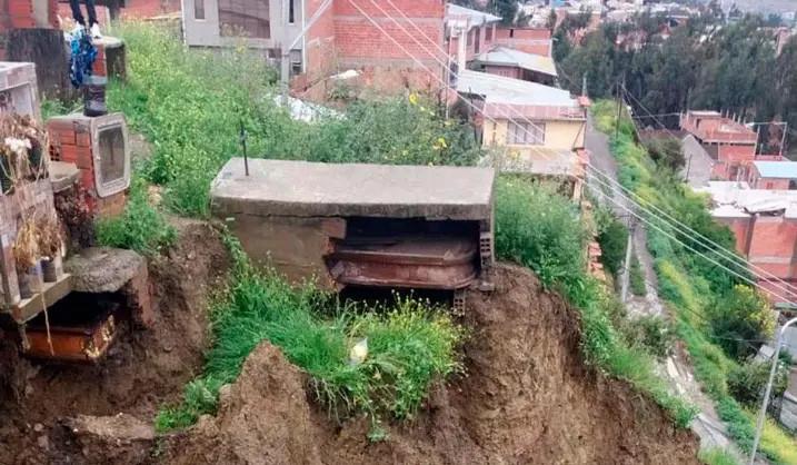 Imagini teribile, cu sicrie scoase la suprafață, după ce o alunecare de teren a distrus un cimitir, în Bolivia 958722