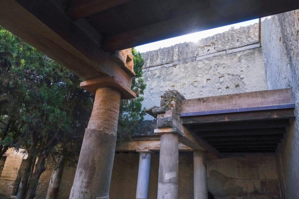 Cum arată după restaurare două dintre cele mai spectaculoase reședințe din situl Herculaneum. După 25 de ani, pot fi iar vizitate 958939