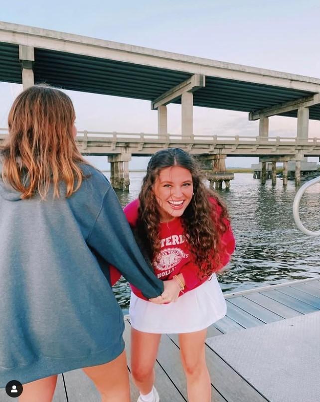 Fotografia cu o studentă arestată în SUA a provocat isterie pe rețelele sociale:  „Au închis-o pe Miss America” 958964