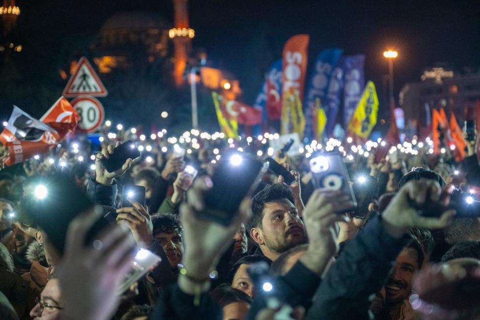 Haos în Istanbul, mii de oameni au protestat și s-au bătut cu polițiștii. Turcia a blocat accesul la rețele sociale. Lira s-a prăbușit 958891