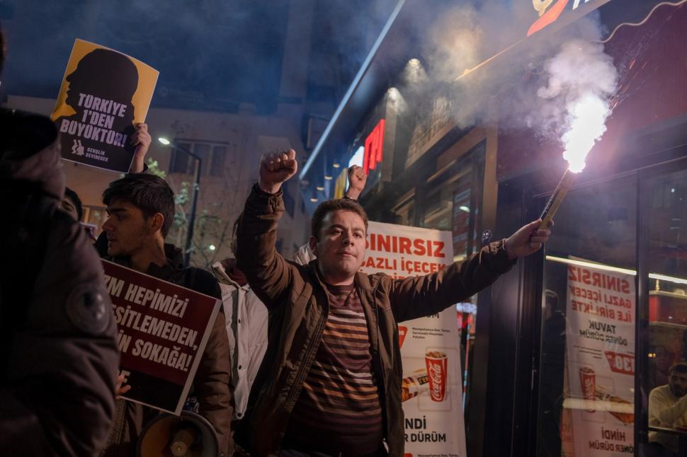 Haos în Istanbul, mii de oameni au protestat și s-au bătut cu polițiștii. Turcia a blocat accesul la rețele sociale. Lira s-a prăbușit 958892