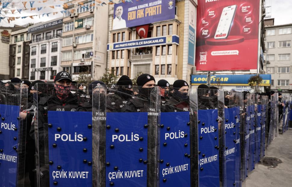 Haos în Istanbul, mii de oameni au protestat și s-au bătut cu polițiștii. Turcia a blocat accesul la rețele sociale. Lira s-a prăbușit 958894