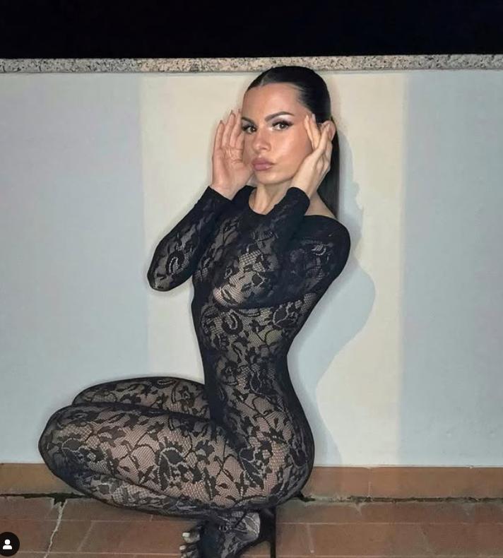 O educatoare a fost suspendată pentru că are cont pe OnlyFans, dar mamele copiilor sunt de partea ei. Elena este și culturistă 959212