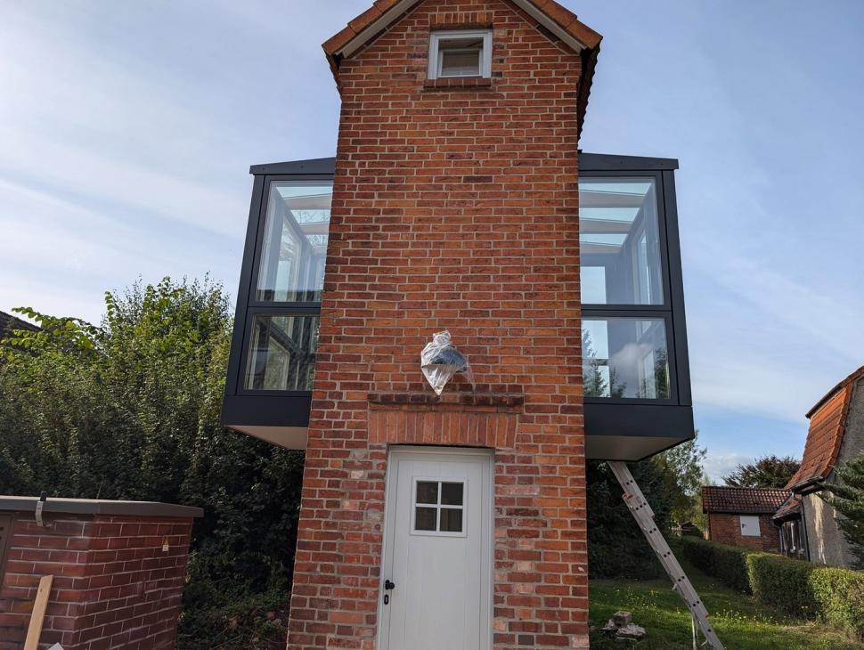 Un chioșc cu lățimea de 1 metru a fost transformat în casă de vacanță și se închiriază la un preț surprinzător. Cum arată în interior 959227