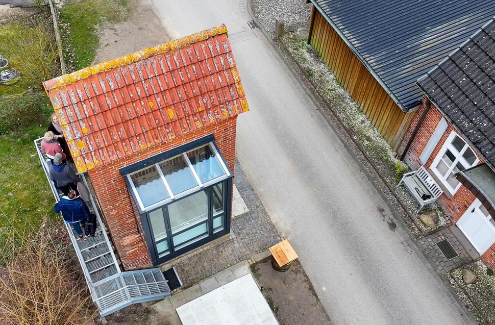 Un chioșc cu lățimea de 1 metru a fost transformat în casă de vacanță și se închiriază la un preț surprinzător. Cum arată în interior 959228