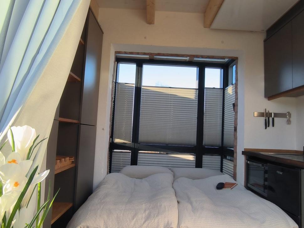 Un chioșc cu lățimea de 1 metru a fost transformat în casă de vacanță și se închiriază la un preț surprinzător. Cum arată în interior 959230