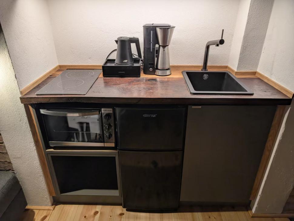 Un chioșc cu lățimea de 1 metru a fost transformat în casă de vacanță și se închiriază la un preț surprinzător. Cum arată în interior 959231