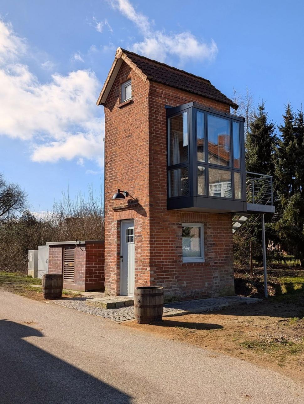 Un chioșc cu lățimea de 1 metru a fost transformat în casă de vacanță și se închiriază la un preț surprinzător. Cum arată în interior 959232