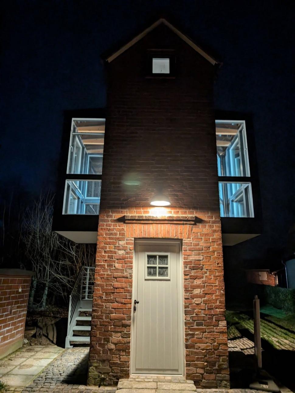 Un chioșc cu lățimea de 1 metru a fost transformat în casă de vacanță și se închiriază la un preț surprinzător. Cum arată în interior 959233