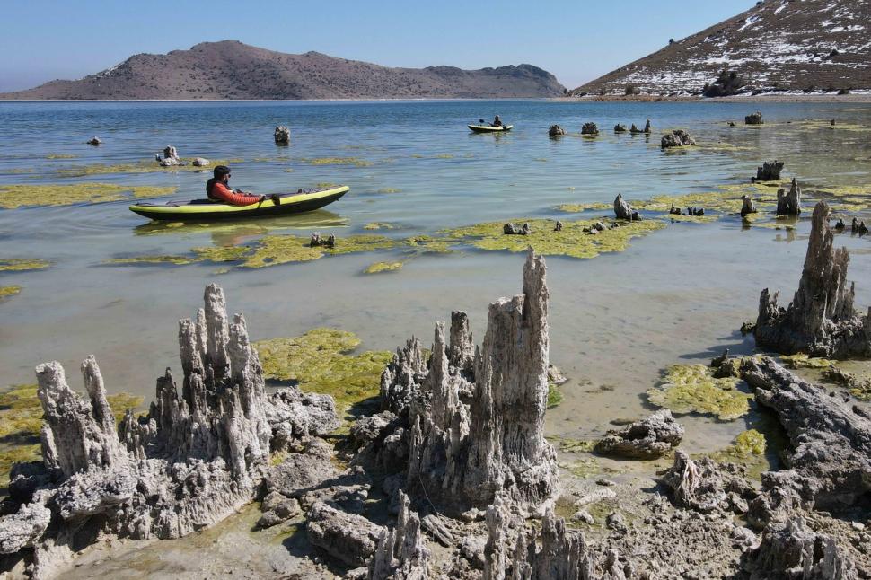 „Coșuri de zâne subacvatice” au apărut pe cel mai mare lac sărat din Turcia. Imaginile spectaculoase trag însă un semnal de alarmă 959432