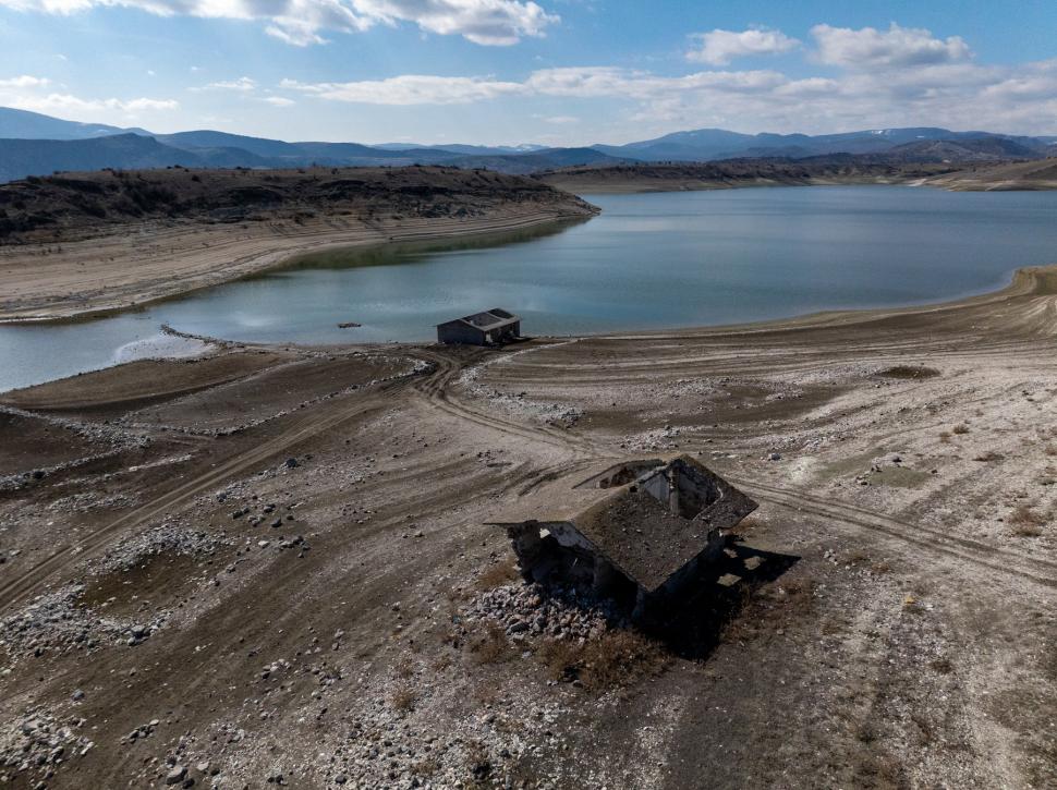 Satul ascuns care a ieșit la suprafață după ce un baraj a secat. Imagini incredibile cu ruinele apărute din apă 959245