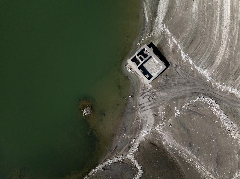 Satul ascuns care a ieșit la suprafață după ce un baraj a secat. Imagini incredibile cu ruinele apărute din apă 959246